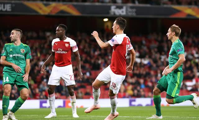  阿森纳防线失误造致命失球  